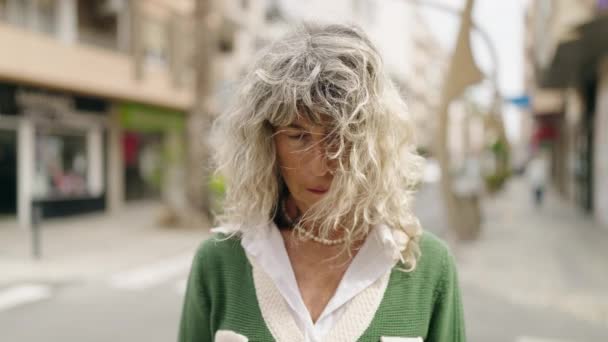 站在街头的中年妇女 表情轻松 — 图库视频影像