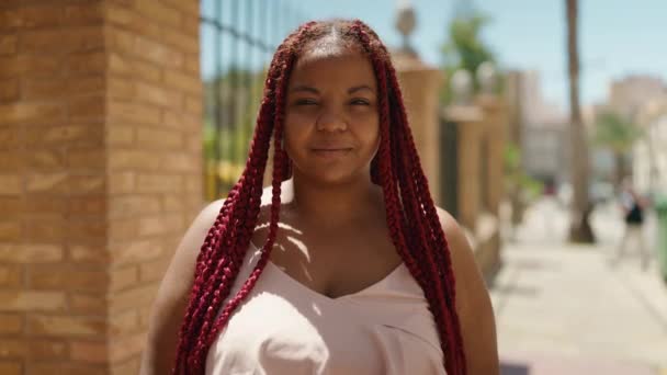 Африканская Американка Уверенно Улыбающаяся Очках Улице — стоковое видео