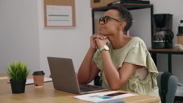 Ofiste Çalışırken Dizüstü Bilgisayar Kullanan Afrikalı Amerikalı Kadını — Stok video