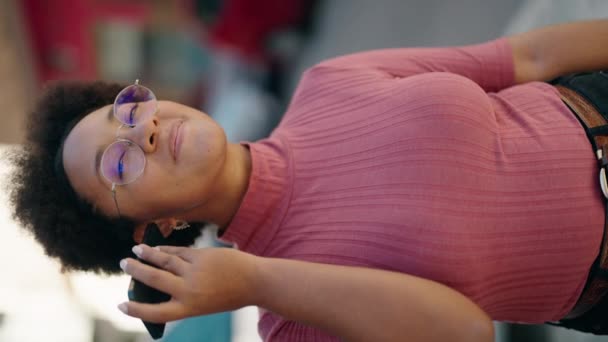 Африканская Американка Улыбается Уверенно Слушая Аудиосообщение Смартфона Улице — стоковое видео