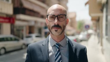 Sokakta kendine gülen genç İspanyol yönetici.