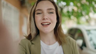 Sokak 'ta video görüşmesi yapan genç bir iş kadını.