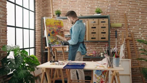 Jovem Hispânico Homem Concentrado Acabamento Desenhar Estúdio Arte — Vídeo de Stock