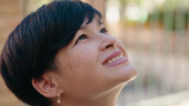 Middelbare Leeftijd Chinese Vrouw Glimlachend Zelfverzekerd Kijkend Naar Hemel Straat — Stockvideo