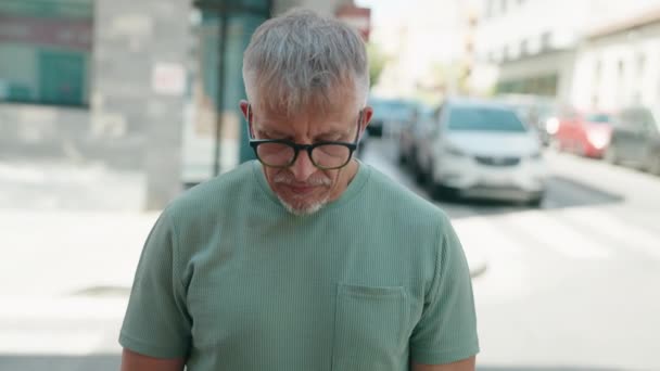 Middelbare Leeftijd Grijsharige Man Met Serieuze Uitdrukking Straat — Stockvideo