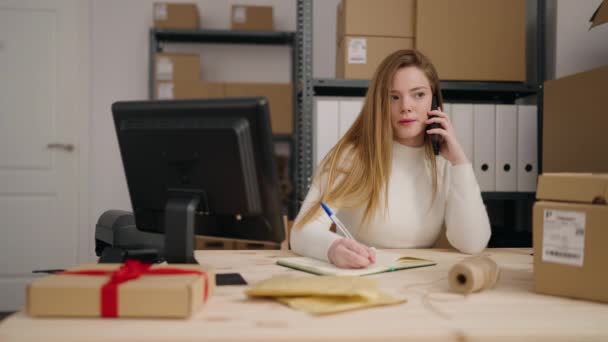 Ung Blond Kvinna Handel Företagare Talar Smartphone Kontoret — Stockvideo
