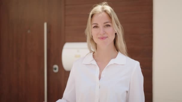 Junge Blonde Frau Lächelt Selbstbewusst Und Hält Schlüssel Der Neuen — Stockvideo