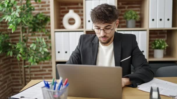 Junge Arabische Mann Geschäftsmann Mit Laptop Arbeiten Büro — Stockvideo