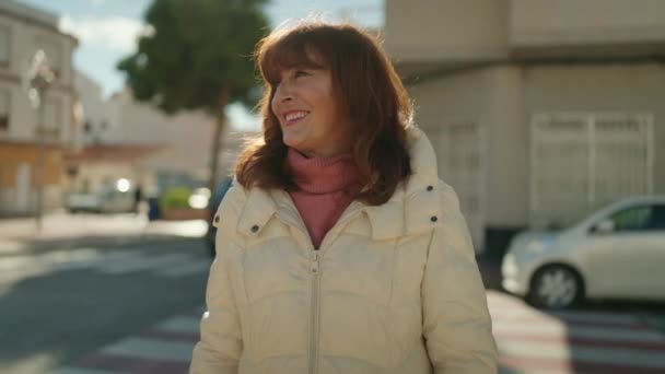 Mujer Pelirroja Mediana Edad Sonriendo Confiada Pie Calle — Vídeos de Stock