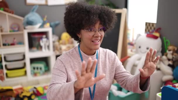 Молодая Африканская Американка Воспитательница Дошкольного Учреждения Просит Тишины Детском Саду — стоковое видео