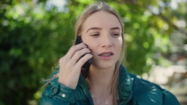 Mujer Rubia Joven Hablando Por Teléfono Parque — Vídeo de stock
