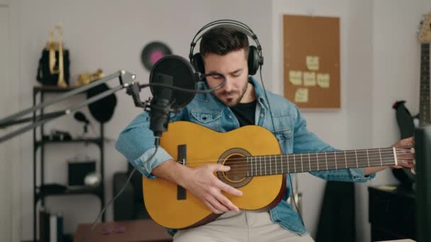 Νεαρός Ισπανόφωνος Παίζει Κλασική Κιθάρα Στο Στούντιο Μουσικής — Αρχείο Βίντεο