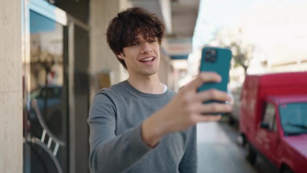 Молодий Іспаномовний Чоловік Посміхається Впевнений Має Відеодзвінок Вулиці — стокове відео