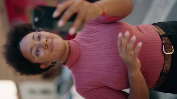 アフリカ系アメリカ人女性が路上でビデオ通話をしながら笑顔で — ストック動画