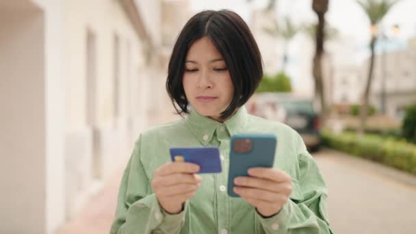 Joven Mujer China Usando Teléfono Inteligente Tarjeta Crédito Calle — Vídeo de stock