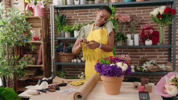 African American Woman Florist Talking Smartphone Cutting Plant Florist — Stock Video