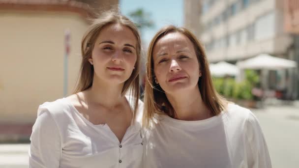 Két Anya Lánya Ölelkeznek Utcán — Stock videók