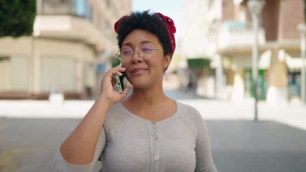 Африканская Американка Улыбается Уверенно Разговаривая Смартфоне Гуляя Улице — стоковое видео