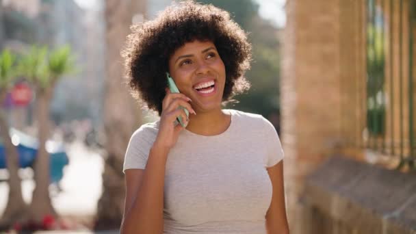 Νεαρή Αφροαμερικανή Γυναίκα Χαμογελά Αυτοπεποίθηση Μιλώντας Στο Smartphone Στο Δρόμο — Αρχείο Βίντεο