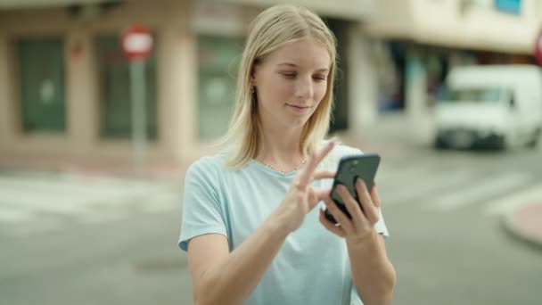 Νεαρή Ξανθιά Γυναίκα Χαμογελά Αυτοπεποίθηση Χρησιμοποιώντας Smartphone Στο Δρόμο — Αρχείο Βίντεο