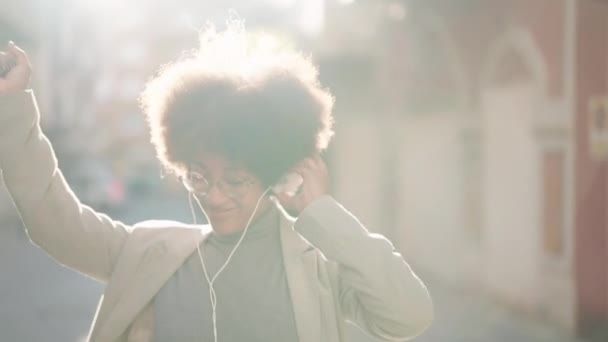 Африканская Американка Улыбается Уверенно Слушая Музыку Улице — стоковое видео