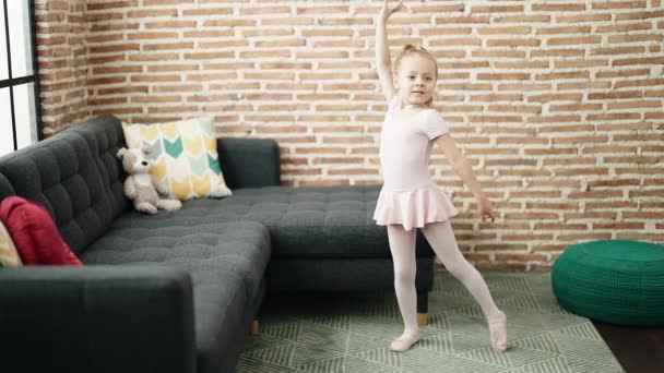 Urocza Blondynka Balerina Uśmiecha Się Pewnie Tańcząc Domu — Wideo stockowe