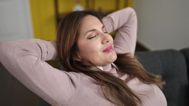 Jovem Bela Mulher Hispânica Relaxado Com Mãos Cabeça Sentado Sofá — Vídeo de Stock