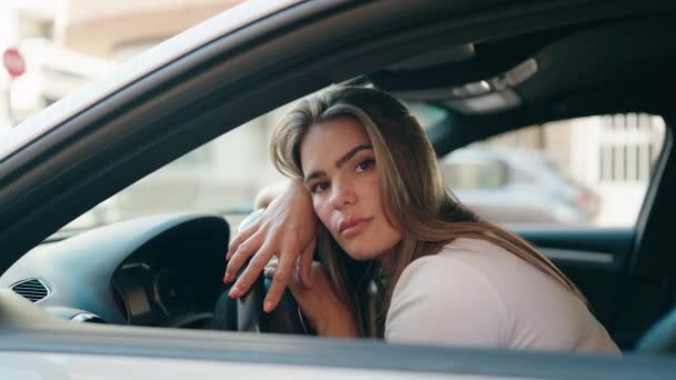 Jovem Mulher Sorrindo Carro Condução Confiante Rua — Vídeo de Stock