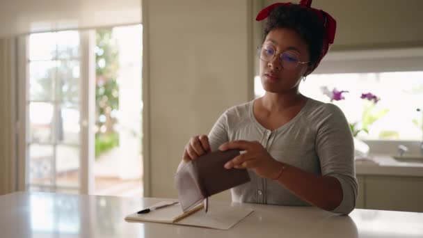Mujer Afroamericana Contando Dólares Sentada Mesa Casa — Vídeos de Stock