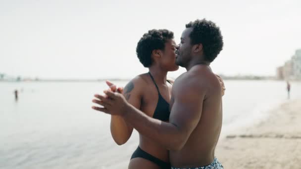 穿着泳衣在海滨跳舞的非洲裔美国男女 — 图库视频影像