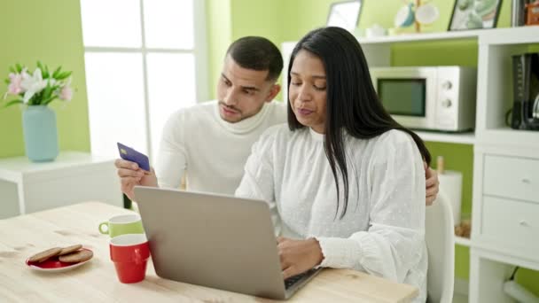 Mężczyzna Kobieta Para Przy Śniadaniu Zakupy Laptopem Kartą Kredytową Domu — Wideo stockowe