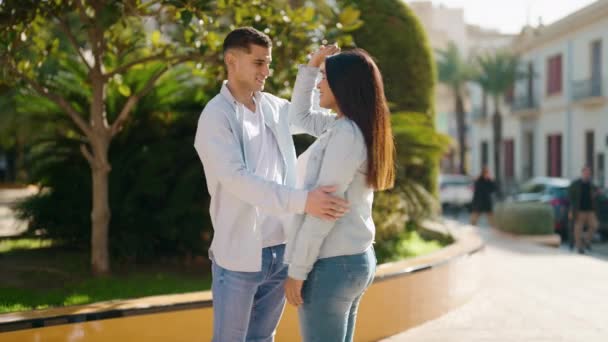 Молодая Пара Танцует Целуется Парке — стоковое видео