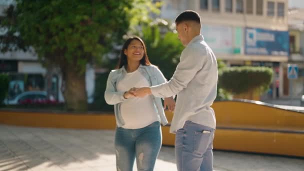 Молодая Латинская Пара Улыбается Уверенно Танцуя Парке — стоковое видео