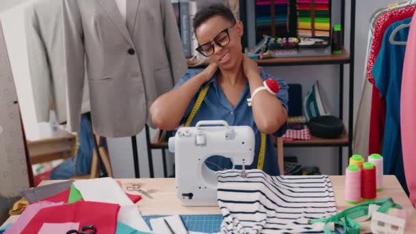 非洲裔美国妇女裁缝强调在裁缝店使用缝纫机 — 图库视频影像