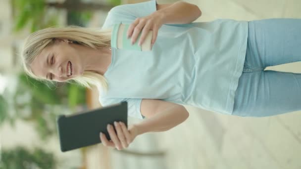 Mujer Rubia Joven Usando Touchpad Beber Café Calle — Vídeo de stock