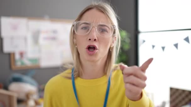 Junge Blonde Kindergärtnerin Mit Wütendem Gesicht Und Brille Kindergarten — Stockvideo