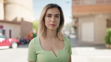 Sokakta kendinden emin gülümseyen genç bir kadın