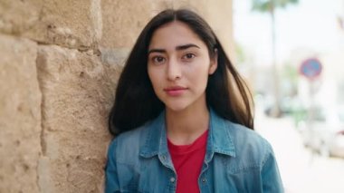 Sokakta kendine güvenen genç İspanyol kız gülümsüyor