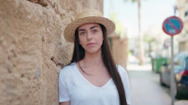 Sokakta kendine güvenen İspanyol bir turist.