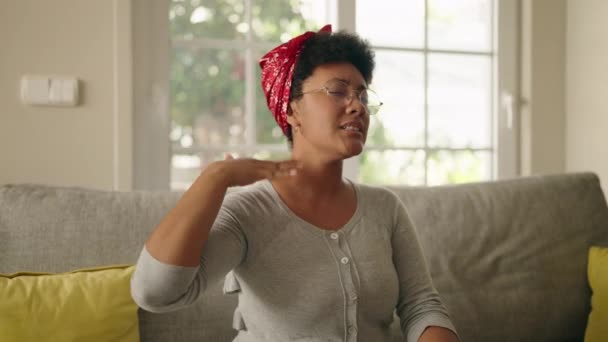 Африканская Американка Сидит Диване Потеет Дома — стоковое видео