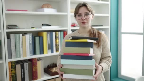 Jovem Loira Estudante Sorrindo Confiante Segurando Livros Universidade Biblioteca — Vídeo de Stock