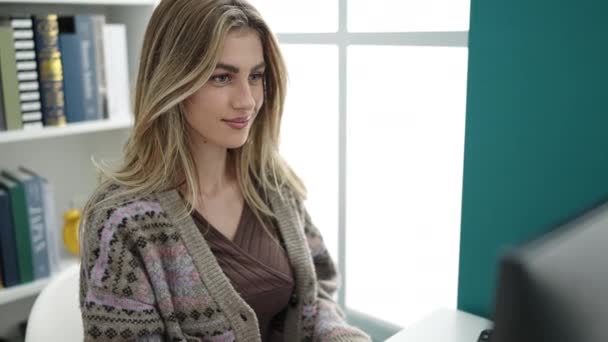 Junge Blonde Studentin Benutzt Computer Mit Verwirrtem Gesichtsausdruck Bibliothek Universität — Stockvideo