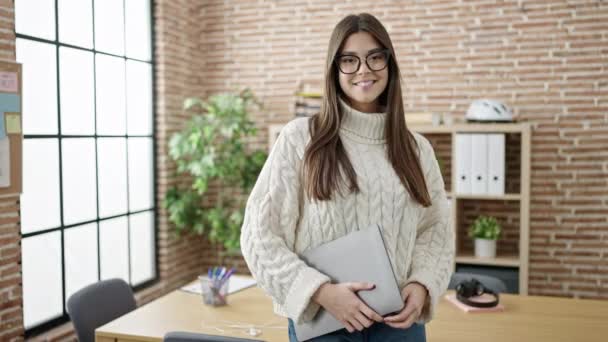 Ung Vacker Latinamerikansk Kvinna Affärsarbetare Ler Säker Hålla Laptop Kontoret — Stockvideo