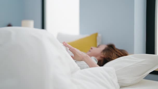 Kobieta Średnim Wieku Budzi Się Wyciągając Ramiona Sypialni — Wideo stockowe