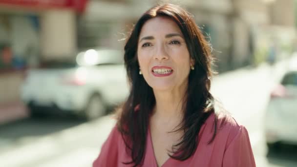 Middelbare Leeftijd Spaanse Vrouw Glimlachend Vol Vertrouwen Spreken Straat — Stockvideo