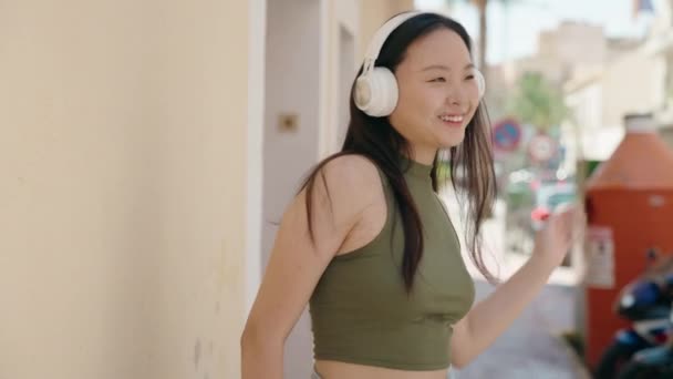 Молода Китайка Слухає Музику Танцює Вулиці — стокове відео