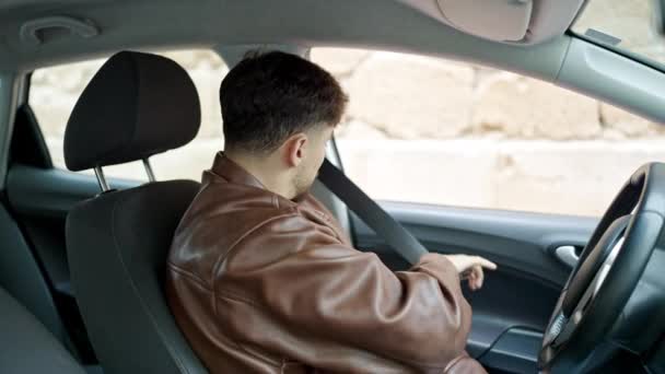 Ung Arabisk Man Ler Säker Bär Bilbälte Gatan — Stockvideo