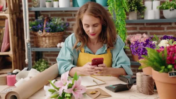 Jovem Bela Mulher Hispânica Florista Sorrindo Confiante Usando Smartphone Florista — Vídeo de Stock