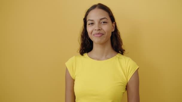 Wanita Muda Afrika Amerika Tersenyum Percaya Diri Melakukan Tanda Dengan — Stok Video