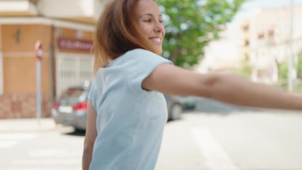 Νεαρή Γυναίκα Που Ακούει Μουσική Και Χορεύει Στο Δρόμο — Αρχείο Βίντεο